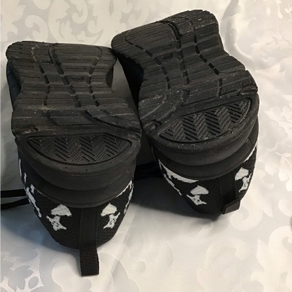 NIGHTMARE BEFORE CHRISTMAS THEMED SHOES - Picture 6 of 8